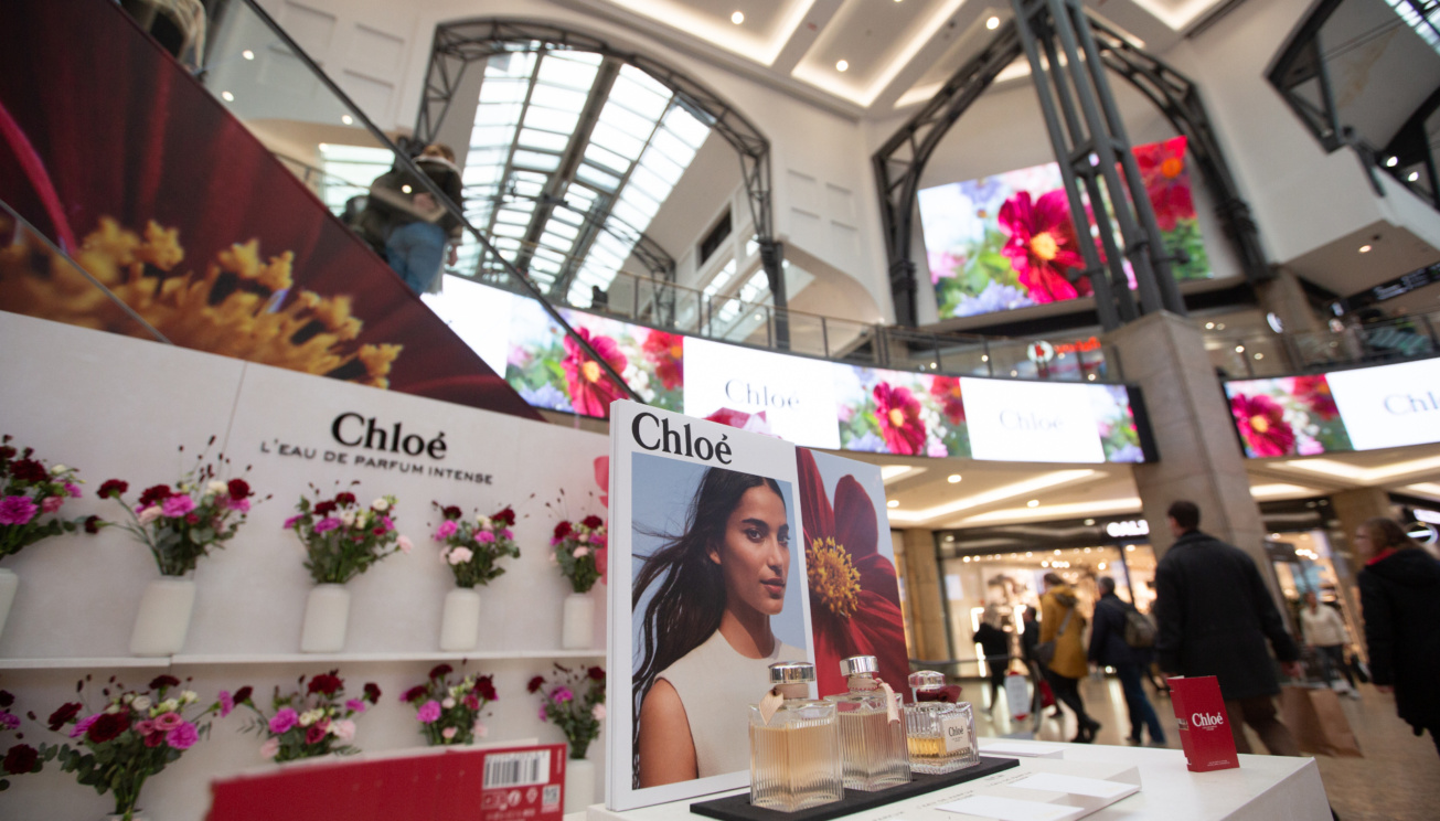 Chloé verwandelt Mitteldom in ein Blumenmeer